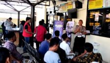 Personel Satlantas Polres Sampang saat menyampaikan sosialisasi kepada masyarakat. (KLIKMADURA)