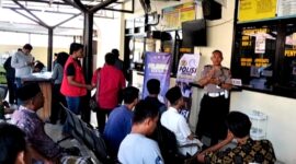 Personel Satlantas Polres Sampang saat menyampaikan sosialisasi kepada masyarakat. (KLIKMADURA)