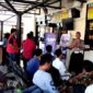 Personel Satlantas Polres Sampang saat menyampaikan sosialisasi kepada masyarakat. (KLIKMADURA)