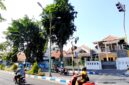 Pengendara melintas di area penerangan jalan umum (PJU) di Jalan Kabupaten, Kelurahan Bugih, Pamekasan, Senin (19/10/2026). (LAILIYATUN NURIYAH/KLIK MADURA)