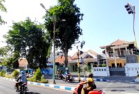 Pengendara melintas di area penerangan jalan umum (PJU) di Jalan Kabupaten, Kelurahan Bugih, Pamekasan, Senin (19/10/2026). (LAILIYATUN NURIYAH/KLIK MADURA)