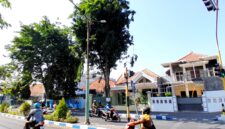 Pengendara melintas di area penerangan jalan umum (PJU) di Jalan Kabupaten, Kelurahan Bugih, Pamekasan, Senin (19/10/2026). (LAILIYATUN NURIYAH/KLIK MADURA)