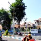 Pengendara melintas di area penerangan jalan umum (PJU) di Jalan Kabupaten, Kelurahan Bugih, Pamekasan, Senin (19/10/2026). (LAILIYATUN NURIYAH/KLIK MADURA)