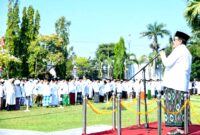 Wakil Bupati Sumenep, KH. Imam Hasyim memimpin apel HSN di halaman Kantor Bupati Sumenep. (KLIKMADURA)