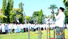Wakil Bupati Sumenep, KH. Imam Hasyim memimpin apel HSN di halaman Kantor Bupati Sumenep. (KLIKMADURA)