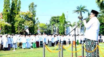 Wakil Bupati Sumenep, KH. Imam Hasyim memimpin apel HSN di halaman Kantor Bupati Sumenep. (KLIKMADURA)