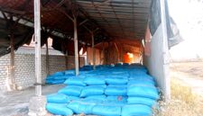 Tumpukan garam di salah satu gudang penyimpanan milik warga di Kabupaten Sampang. (KLIKMADURA)