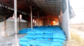 Tumpukan garam di salah satu gudang penyimpanan milik warga di Kabupaten Sampang. (KLIKMADURA)