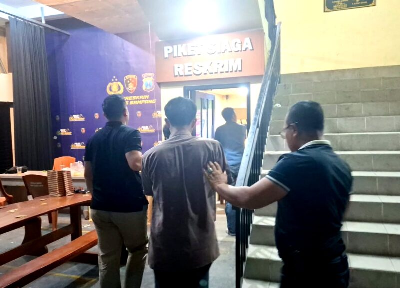 Tersangka kasus pencurian digelandang di Mapolres Sampang. (KLIKMADURA)