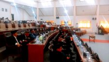 Suasana rapat paripurna DPRD Sampang saat membahas APBD 2027. (ALI MUCHTAR / KLIKMADURA)