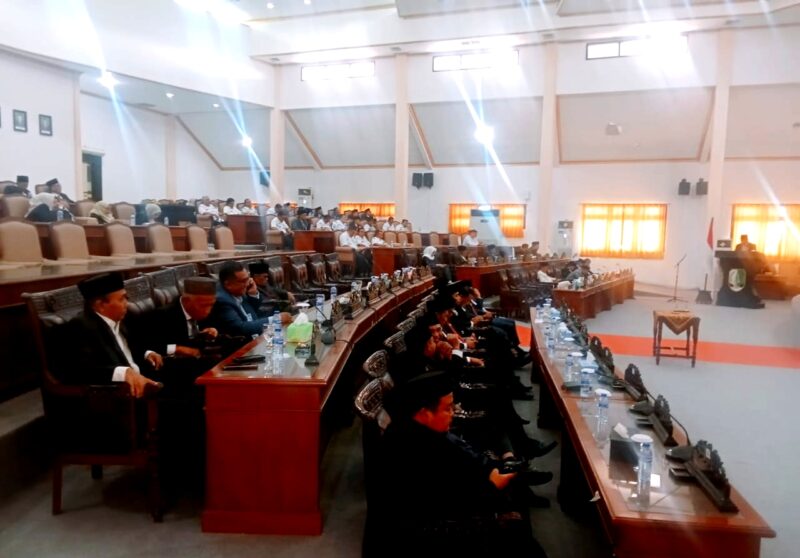 Suasana rapat paripurna DPRD Sampang saat membahas APBD 2027. (ALI MUCHTAR / KLIKMADURA)