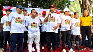 Bupati Sumenep, Achmad Fauzi Wongsojudo melepas peserta JJS DPRD Sumenep. (KLIKMADURA)