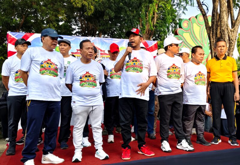 Bupati Sumenep, Achmad Fauzi Wongsojudo melepas peserta JJS DPRD Sumenep. (KLIKMADURA)