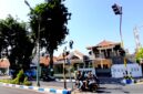 Pengendara melintas di sekitar area PJU di Jalan Kabupaten, Kelurahan Bugih, Pamekasan, Senin (19/10/2026). (LAILIYATUN NURIYAH/KLIK MADURA)