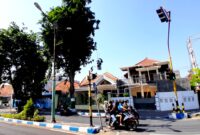 Pengendara melintas di sekitar area PJU di Jalan Kabupaten, Kelurahan Bugih, Pamekasan, Senin (19/10/2026). (LAILIYATUN NURIYAH/KLIK MADURA)