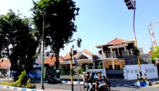 Pengendara melintas di sekitar area PJU di Jalan Kabupaten, Kelurahan Bugih, Pamekasan, Senin (19/10/2026). (LAILIYATUN NURIYAH/KLIK MADURA)