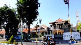 Pengendara melintas di sekitar area PJU di Jalan Kabupaten, Kelurahan Bugih, Pamekasan, Senin (19/10/2026). (LAILIYATUN NURIYAH/KLIK MADURA)