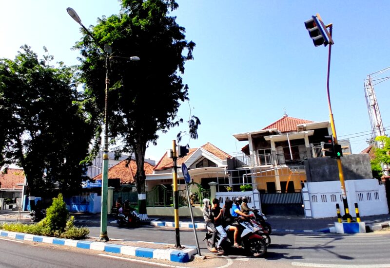 Pengendara melintas di sekitar area PJU di Jalan Kabupaten, Kelurahan Bugih, Pamekasan, Senin (19/10/2026). (LAILIYATUN NURIYAH/KLIK MADURA)