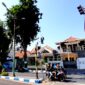 Pengendara melintas di sekitar area PJU di Jalan Kabupaten, Kelurahan Bugih, Pamekasan, Senin (19/10/2026). (LAILIYATUN NURIYAH/KLIK MADURA)