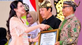 Kepala Disdikbud Pamekasan Basri Yulianto menerima penghargaan dari Balai Bahasa Provinsi Jawa Timur yang diwakili TP PKK Provinsi Jawa Timur, Arumi Bachsin Emil Dardak, Rabu (21/10/2026). (ISTIMEWA)