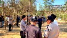 Kapolres Sampang AKBP Anang Hardiyanto saat turun langsung membongkar arena sabung ayam. (KLIKMADURA) 