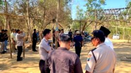Kapolres Sampang AKBP Anang Hardiyanto saat turun langsung membongkar arena sabung ayam. (KLIKMADURA) 