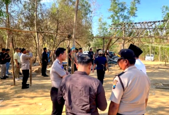 Kapolres Sampang AKBP Anang Hardiyanto saat turun langsung membongkar arena sabung ayam. (KLIKMADURA) 