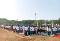 Ratusan warga menggelar sholat istisqa di Lapangan Alun-alun, Sampang. (ALI MUCHTAR / KLIKMADURA)