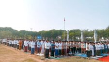 Ratusan warga menggelar sholat istisqa di Lapangan Alun-alun, Sampang. (ALI MUCHTAR / KLIKMADURA)