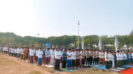 Ratusan warga menggelar sholat istisqa di Lapangan Alun-alun, Sampang. (ALI MUCHTAR / KLIKMADURA)