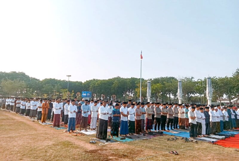 Ratusan warga menggelar sholat istisqa di Lapangan Alun-alun, Sampang. (ALI MUCHTAR / KLIKMADURA)