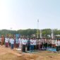 Ratusan warga menggelar sholat istisqa di Lapangan Alun-alun, Sampang. (ALI MUCHTAR / KLIKMADURA)