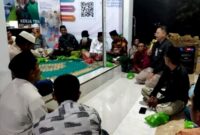 Perwakilan BPJS Ketenagakerjaan Cabang Madura saat sosialisasi bersama Himpunan Masyarakat Nelayan Indonesia (HMNI) di Kecamatan Camplong, Sampang. (KLIKMADURA)