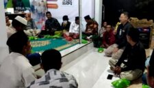 Perwakilan BPJS Ketenagakerjaan Cabang Madura saat sosialisasi bersama Himpunan Masyarakat Nelayan Indonesia (HMNI) di Kecamatan Camplong, Sampang. (KLIKMADURA)