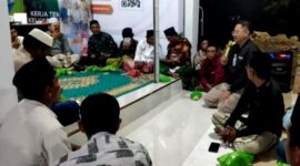 Perwakilan BPJS Ketenagakerjaan Cabang Madura saat sosialisasi bersama Himpunan Masyarakat Nelayan Indonesia (HMNI) di Kecamatan Camplong, Sampang. (KLIKMADURA)