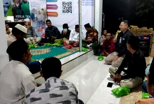Perwakilan BPJS Ketenagakerjaan Cabang Madura saat sosialisasi bersama Himpunan Masyarakat Nelayan Indonesia (HMNI) di Kecamatan Camplong, Sampang. (KLIKMADURA)
