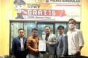 Halimi (dua dari kiri), salah satu korban dugaan penipuan seseorang yang mengaku Imam Mahdi didampingi kuasa hukumnya usai melapor ke Mapolres Bangkalan. (KLIKMADURA)