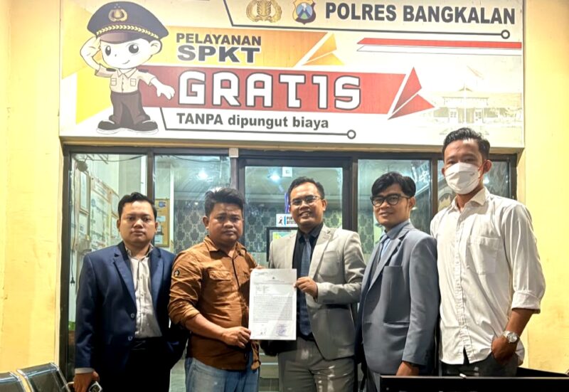 Halimi (dua dari kiri), salah satu korban dugaan penipuan seseorang yang mengaku Imam Mahdi didampingi kuasa hukumnya usai melapor ke Mapolres Bangkalan. (KLIKMADURA)