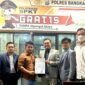 Halimi (dua dari kiri), salah satu korban dugaan penipuan seseorang yang mengaku Imam Mahdi didampingi kuasa hukumnya usai melapor ke Mapolres Bangkalan. (KLIKMADURA)