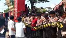 Sejumlah aktivis Gerakan Pemuda Saobi (GPS) saat melakukan aksi demonstrasi di depan Kantor DPMD Sumenep. (KLIKMADURA)