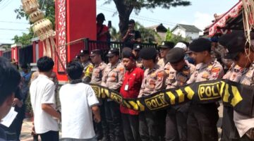 Sejumlah aktivis Gerakan Pemuda Saobi (GPS) saat melakukan aksi demonstrasi di depan Kantor DPMD Sumenep. (KLIKMADURA)