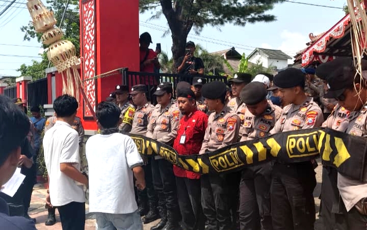 Sejumlah aktivis Gerakan Pemuda Saobi (GPS) saat melakukan aksi demonstrasi di depan Kantor DPMD Sumenep. (KLIKMADURA)