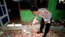 Personel Polres Sampang menunjukkan TKP meninggalnya pekerja SDN Komis I. (KLIKMADURA)