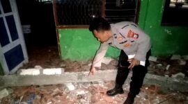 Personel Polres Sampang menunjukkan TKP meninggalnya pekerja SDN Komis I. (KLIKMADURA)