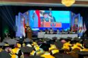 Rektor Universitas Madura, Dr. Drs. Ec. Gazali, M. M, saat memberikan sambuatan di hadapan ratusan wisudawan. (MOH. IQBALUL KHAVEI MZ / KLIKMADURA)