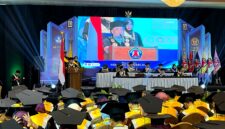 Rektor Universitas Madura, Dr. Drs. Ec. Gazali, M. M, saat memberikan sambuatan di hadapan ratusan wisudawan. (MOH. IQBALUL KHAVEI MZ / KLIKMADURA)