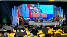 Rektor Universitas Madura, Dr. Drs. Ec. Gazali, M. M, saat memberikan sambuatan di hadapan ratusan wisudawan. (MOH. IQBALUL KHAVEI MZ / KLIKMADURA)