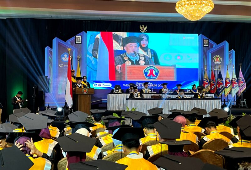 Rektor Universitas Madura, Dr. Drs. Ec. Gazali, M. M, saat memberikan sambuatan di hadapan ratusan wisudawan. (MOH. IQBALUL KHAVEI MZ / KLIKMADURA)