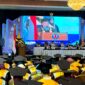 Rektor Universitas Madura, Dr. Drs. Ec. Gazali, M. M, saat memberikan sambuatan di hadapan ratusan wisudawan. (MOH. IQBALUL KHAVEI MZ / KLIKMADURA)