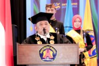 Rektor Universitas Madura, Dr. Drs. EC. H. Gazali, M.M., saat menyampaikan pidato pada Wisuda ke-37 di Ballroom Hotel Odaita, Pamekasan. (KLIKMADURA)